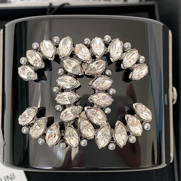 CHANEL 2017K BLACK RESIN CUFF SILVER TONE CC LOGO CRYSTALS NEW IN BOX - Picture 7 of 15